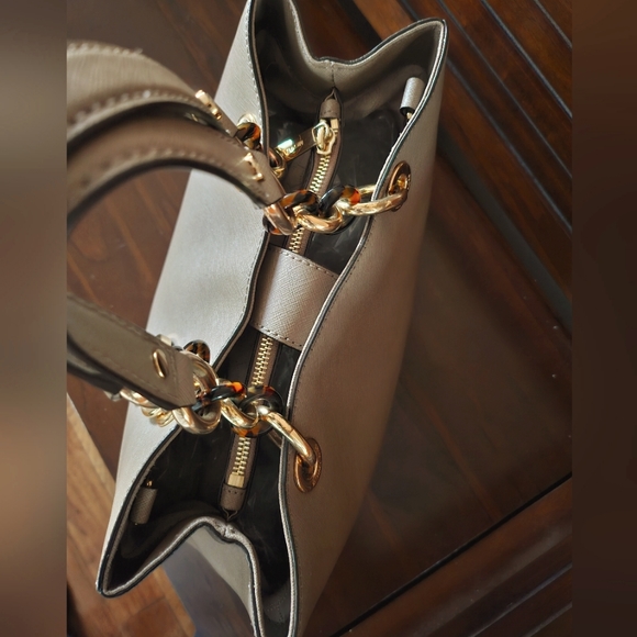 Michael Kors Saffiano Leather Cynthia Satchel ! - Picture 5 of 12